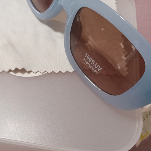 Designer woman's sunglasses - Picture 4 of 4